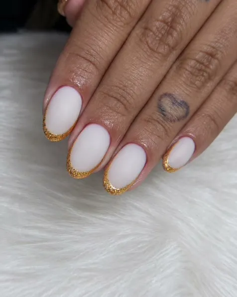 Resultado: unhas brancas com francesinha dourada