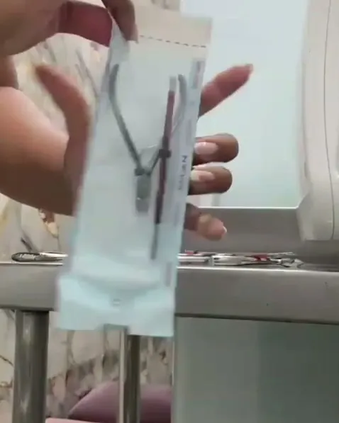 Alicate dentro de envelope de grau cirúrgico