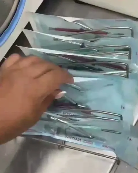 Envelopes com instrumentos sendo colocados na autoclave