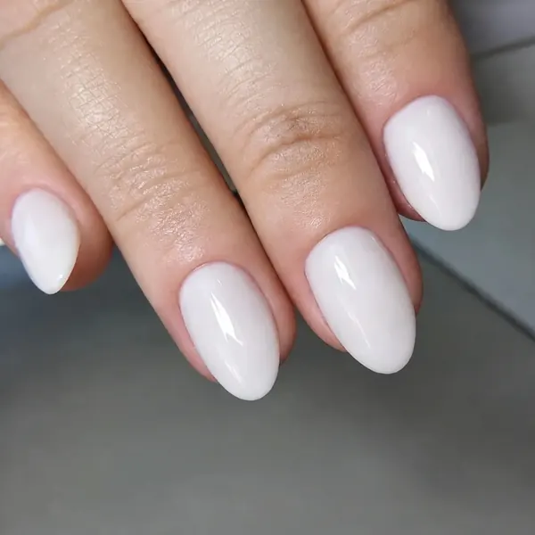 Unhas naturais em branco leitoso com banho de gel