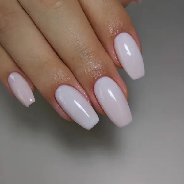 Unhas longas no formato bailarina em branco leitoso