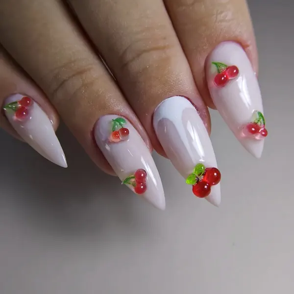 Unhas longas em branco leitoso com cerejas vermelhas em relevo 3D