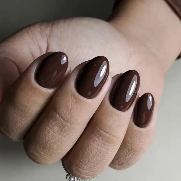 Unhas curtas em chocolate com esmaltação em gel