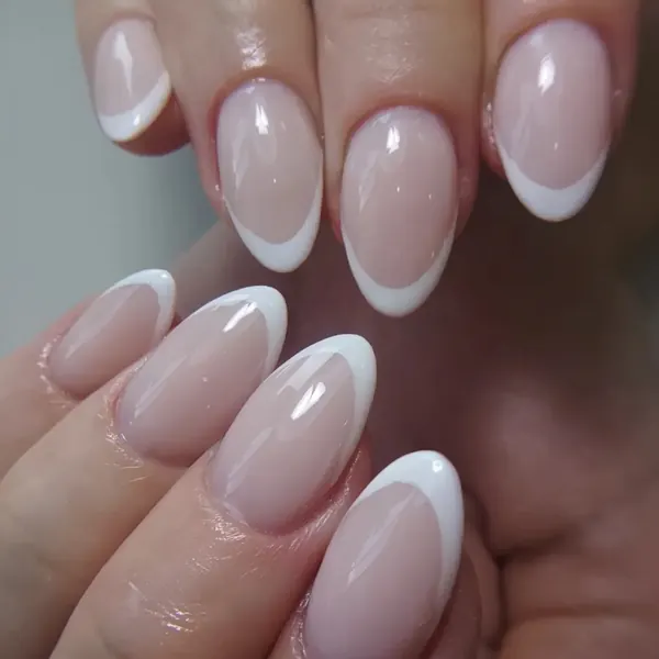 Unhas amendoadas com francesinha branca clássica sobre base nude