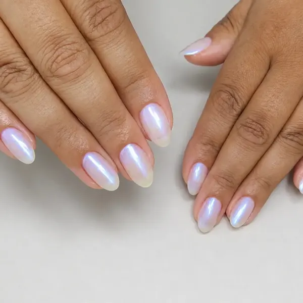 Unhas amendoadas com efeito perolado cromado sobre nude