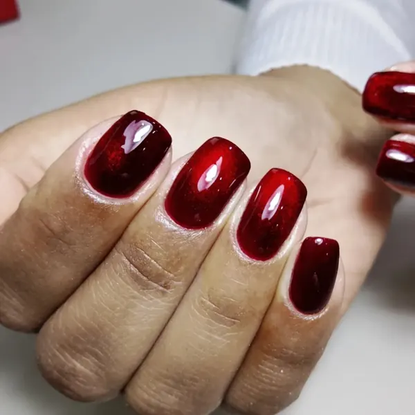 Unhas quadradas curtas em vermelho com efeito magnético